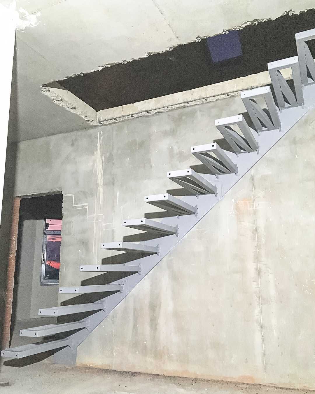 Сходи "повітряні" консольні з міцним каркасом на другий поверх
