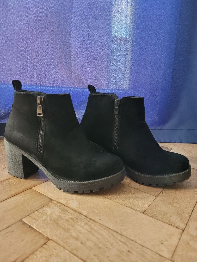 Czarne zamszowe botki buty na koturnie obcasie rozm. 38
