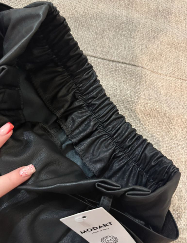 czarne skórzane spodenki z paskiem z klamrą butik
