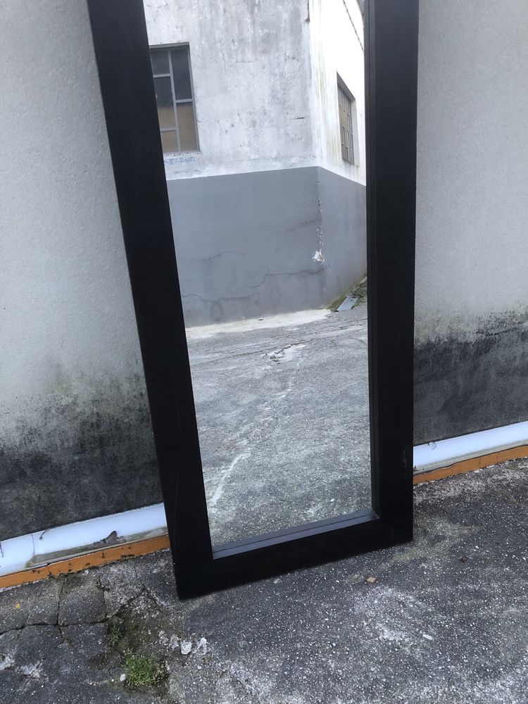 Grande espelho de quarto com moldura em madeira