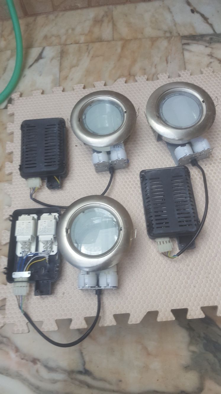 3 focos de aplicar  em tetos comos respetivos balastros