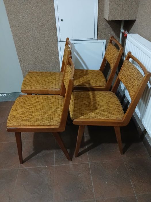 Krzesła drewniane tapicerowane z okresu PRL