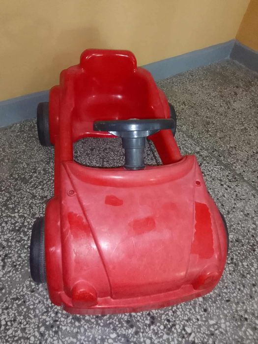 Samochód na pedały dla dziecka