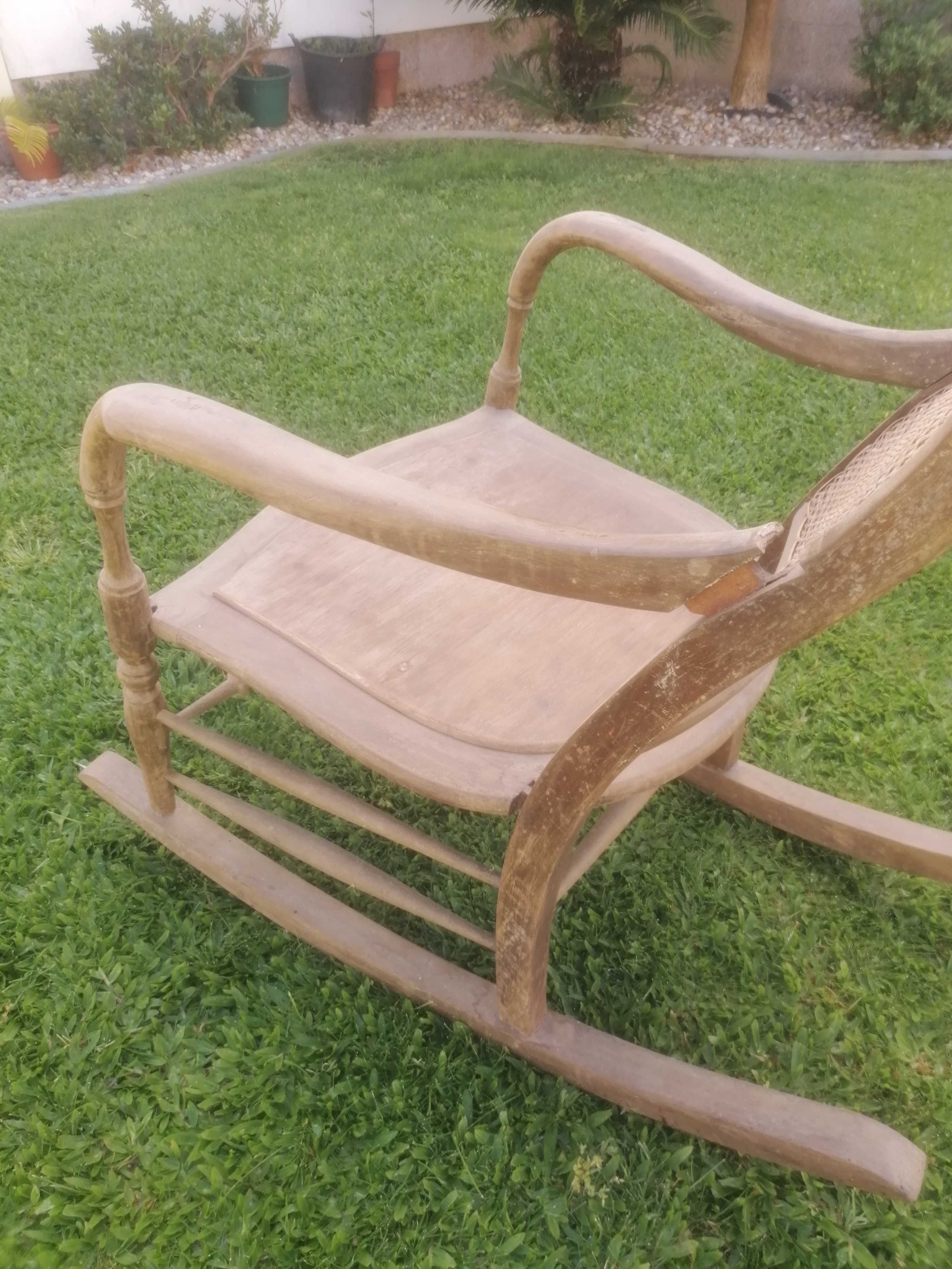 Cadeira de baloiço antiga