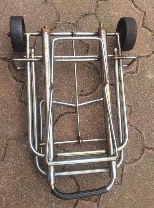 Wózek do wożenia pojemnika na wodę