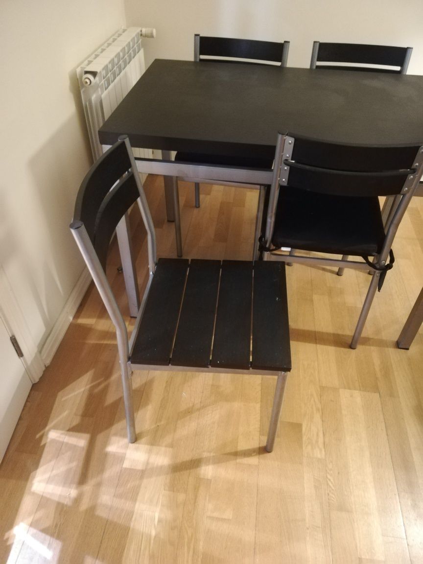 Conjunto mesa e 4 cadeiras