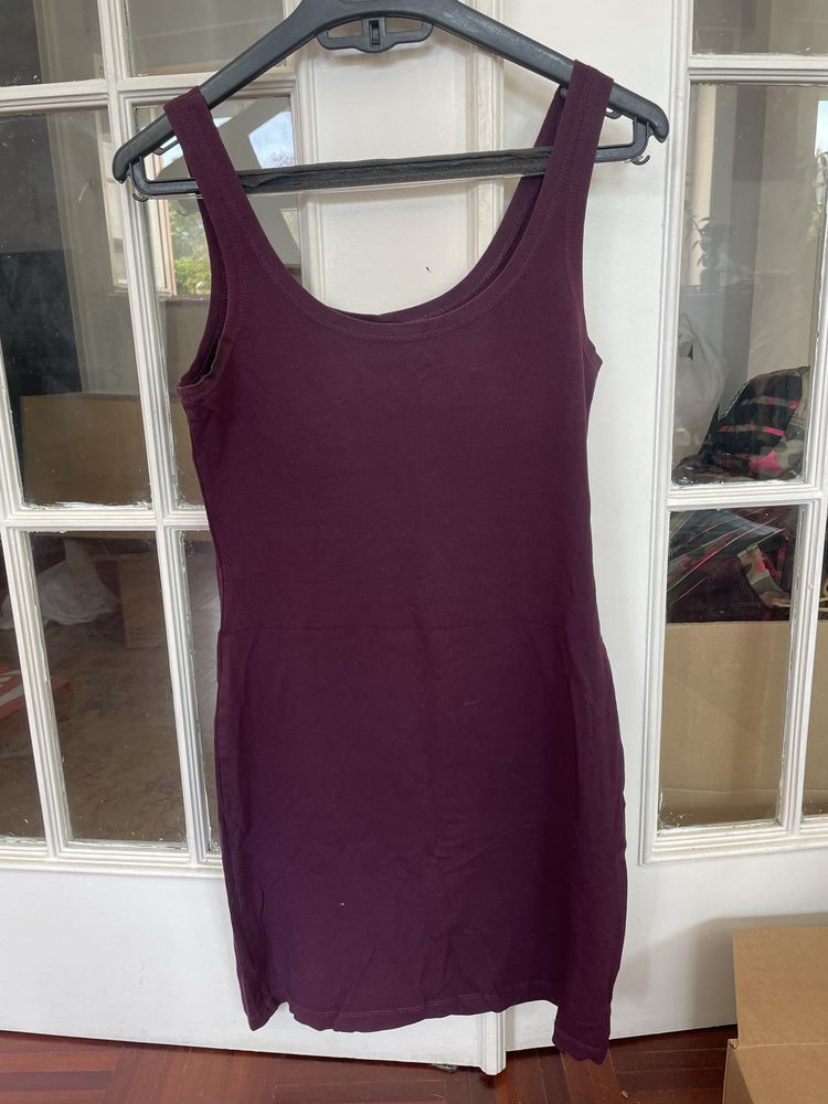 Vestido justo curto bordeaux