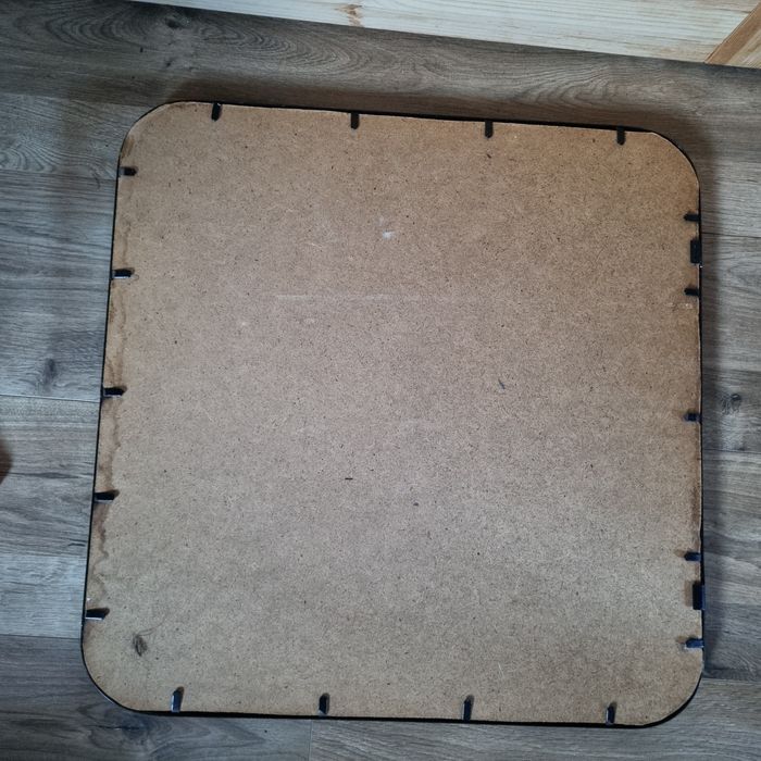 Lustro w czarnej metalowej ramie