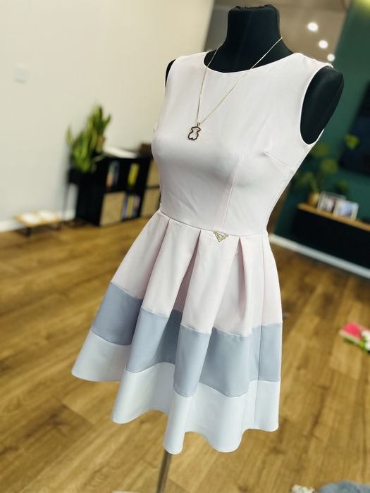 Pastelowa różowa sukienka rozkloszowana s 36 wesele