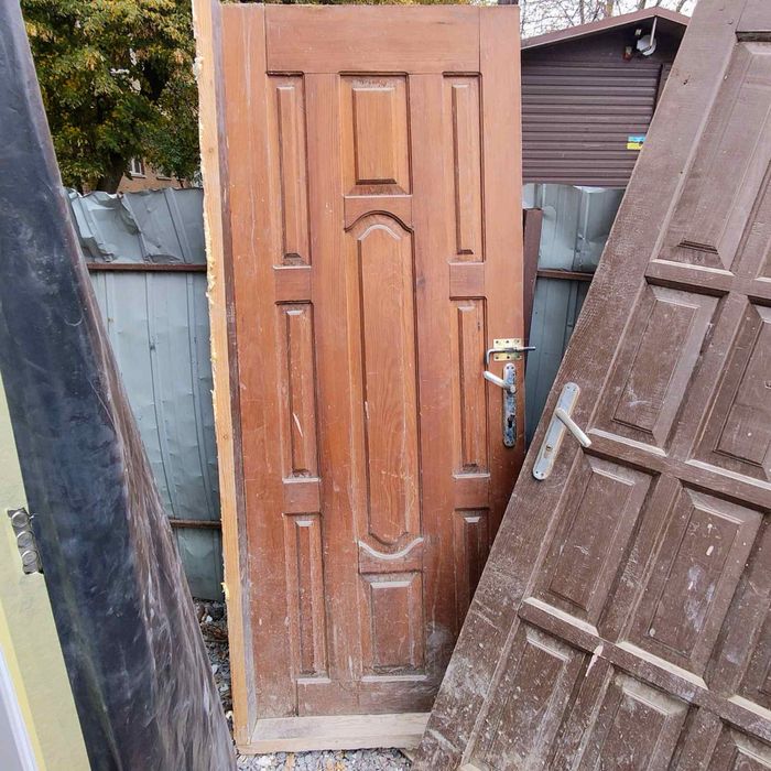 Двері бу деревʼяні