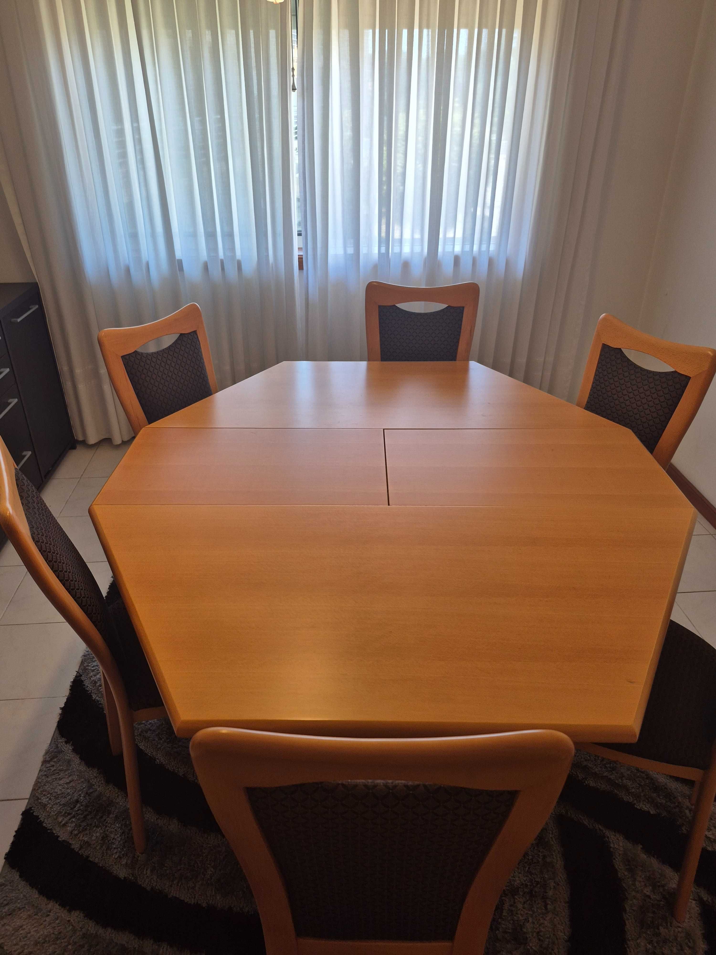 Mesa de sala de jantar extensível com 6 cadeiras - 250€.