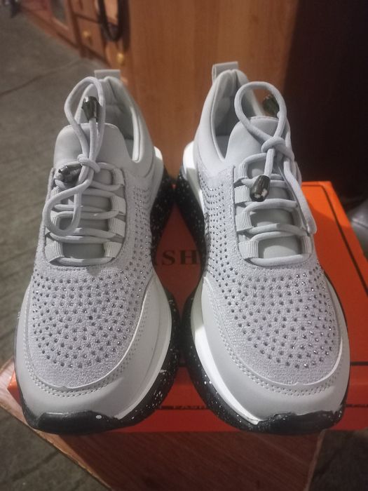 Продам кросовки женские