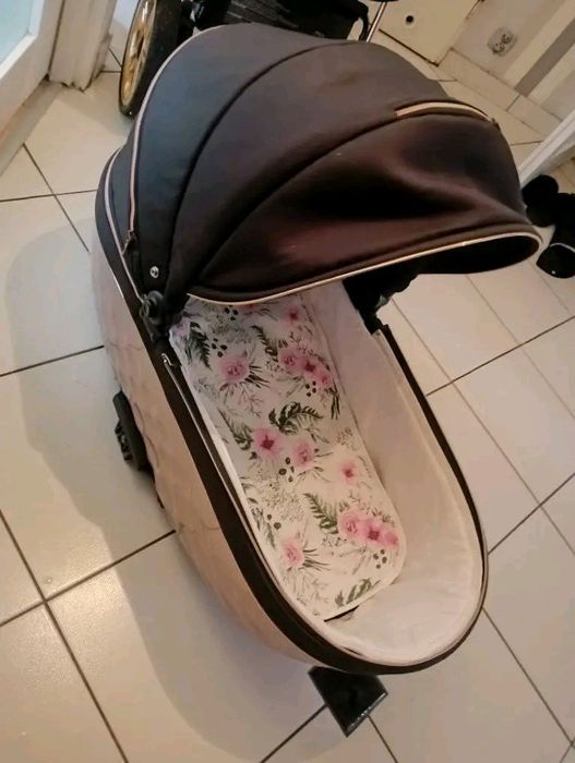 Mam do sprzedania wózek zadbany dla dziewczynki 4 in 1