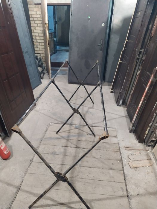 Розкладний металевий стіл