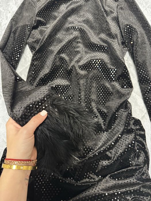 Эфектное платье с перьями