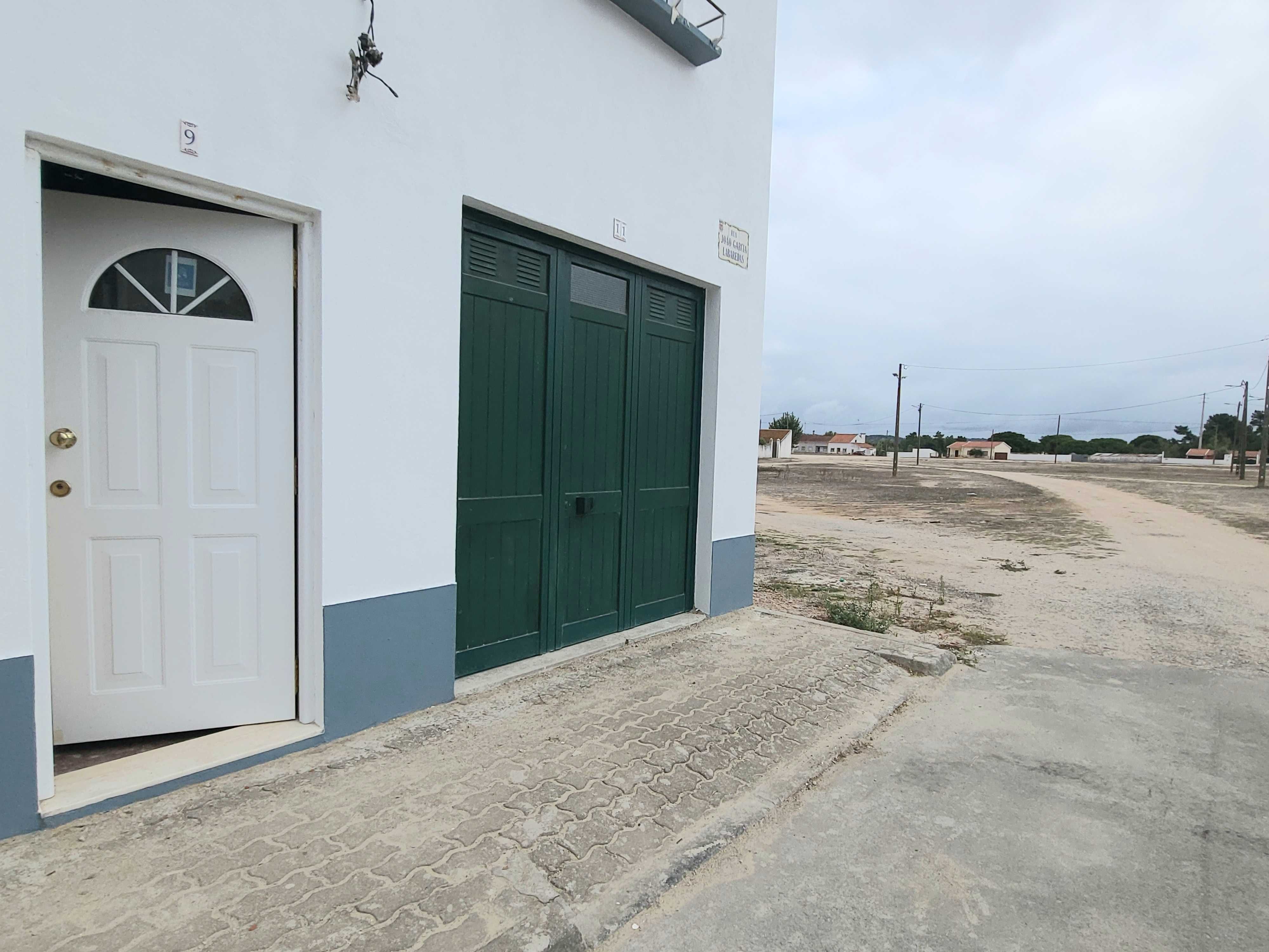 Moradia grande com terreno no Couço