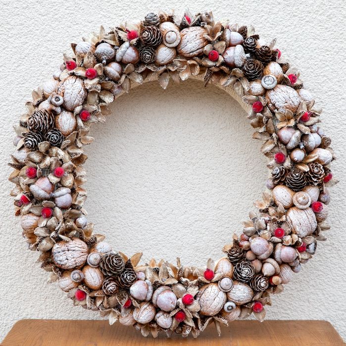 Wianek zimowy świąteczny z orzechów buczyny 38 cm