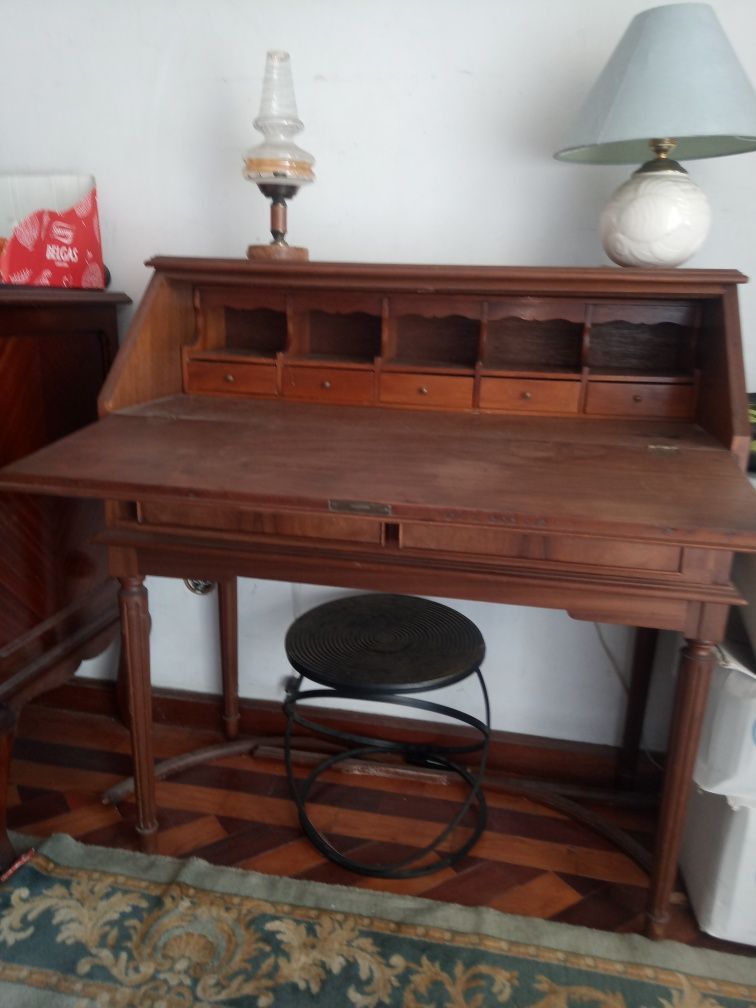 Secretaria e móvel como novo de sala e escritório