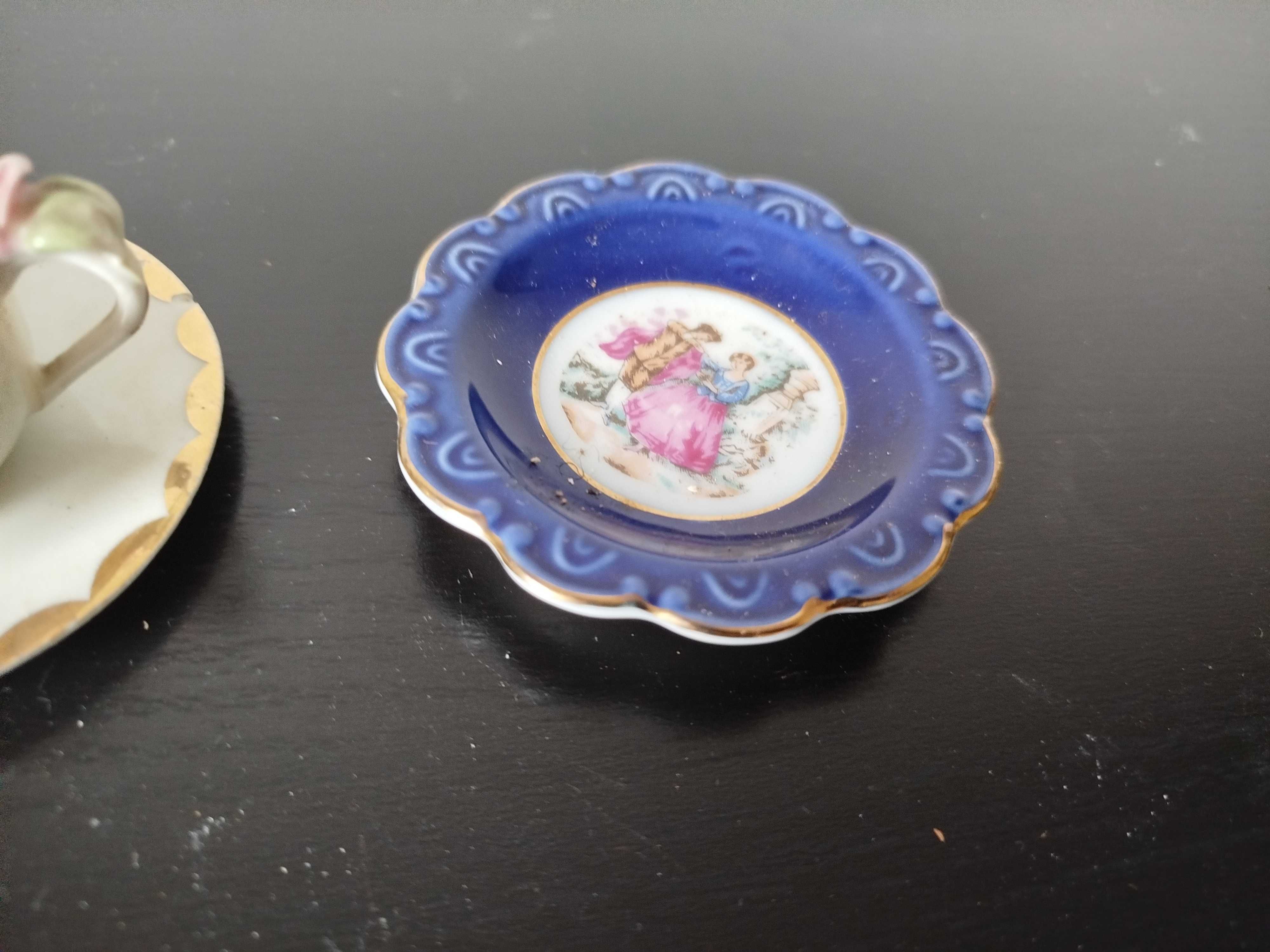 Chávenas pequeninas de decoração