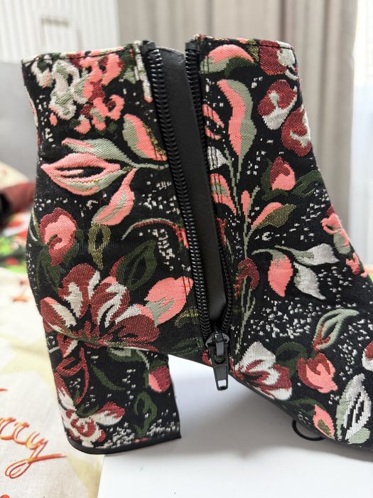 Продам нові ботинки