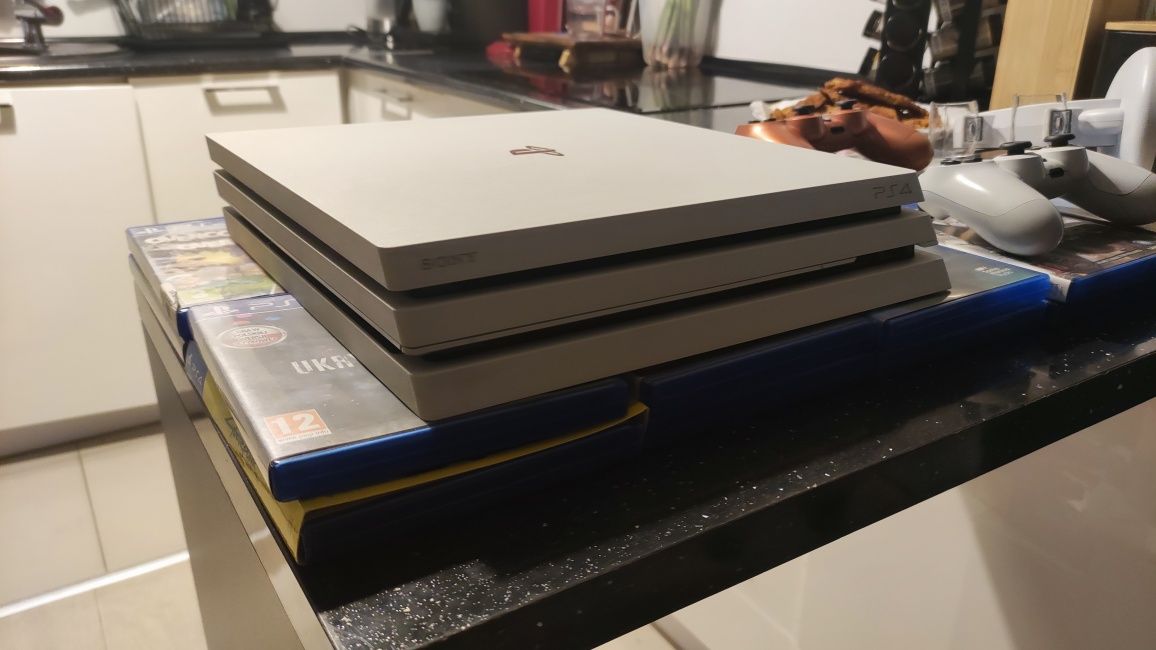 Konsola Sony PlayStation 4 pro 1 TB biały + dwa pady i 20 gier