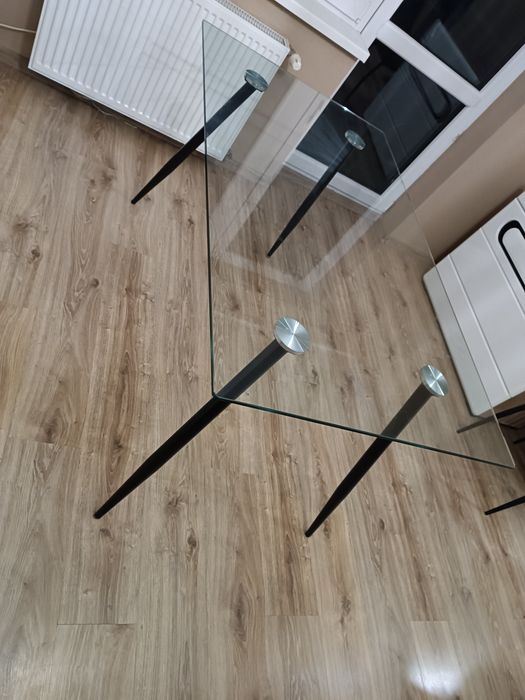 Szklany stół czarne nogi