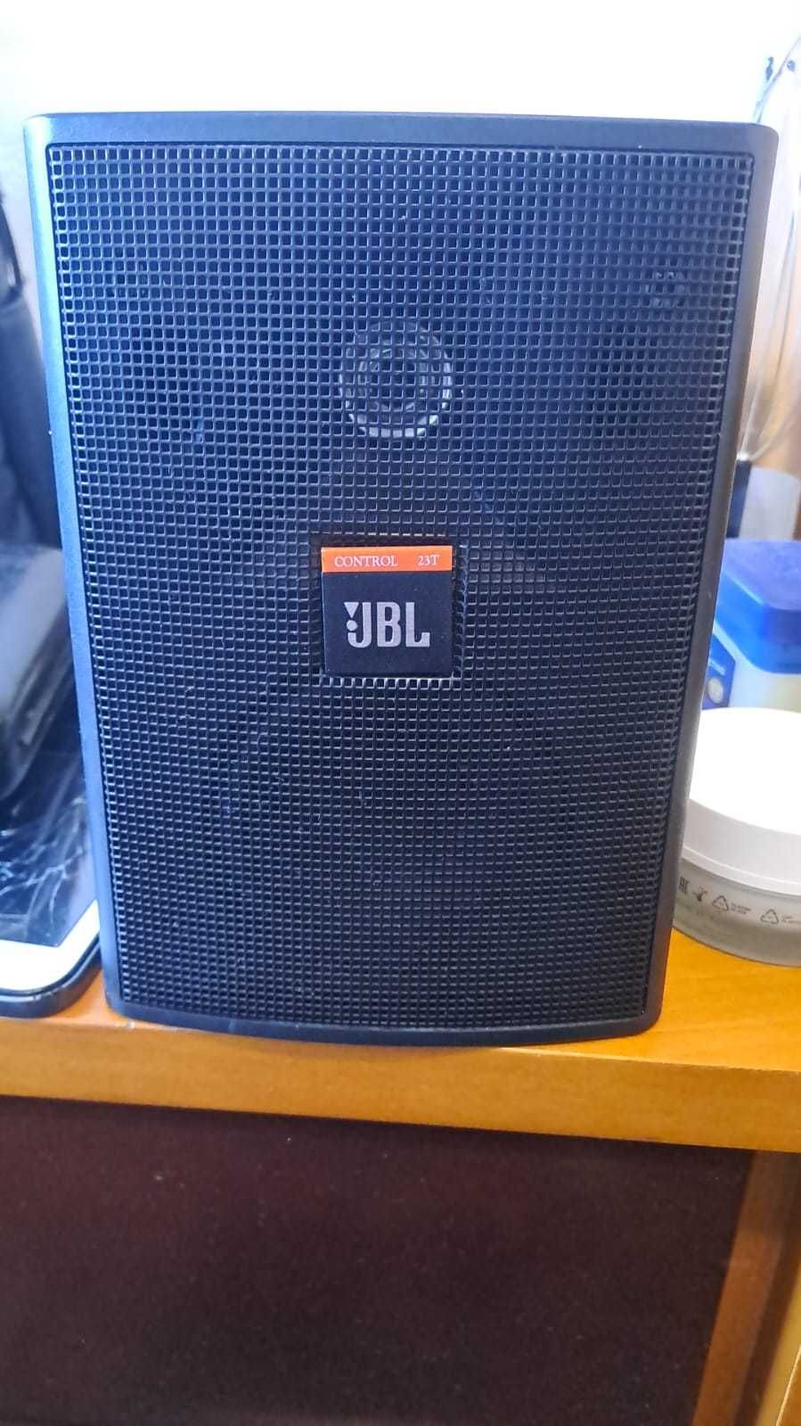 JBL CONTROL 23T, coluna profissional 5" para interiores e exteriores.