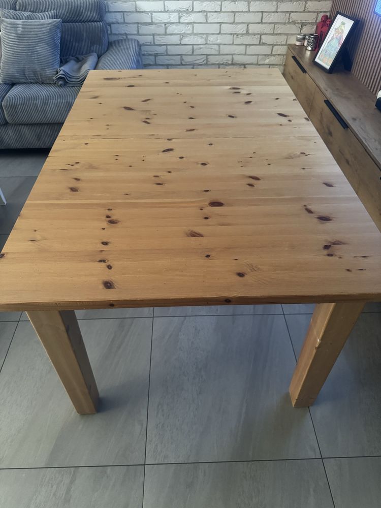 Stół Ikea.