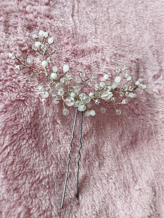 Piękna ozdoba do włosów uczesania ślubnego z koralikami