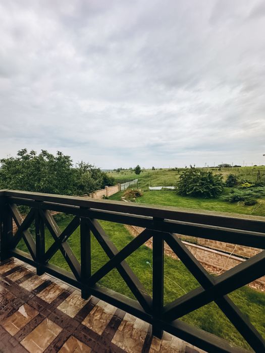 Продаж будинку з ремонтом. Центр. Велика ділянка. Озеро поруч.