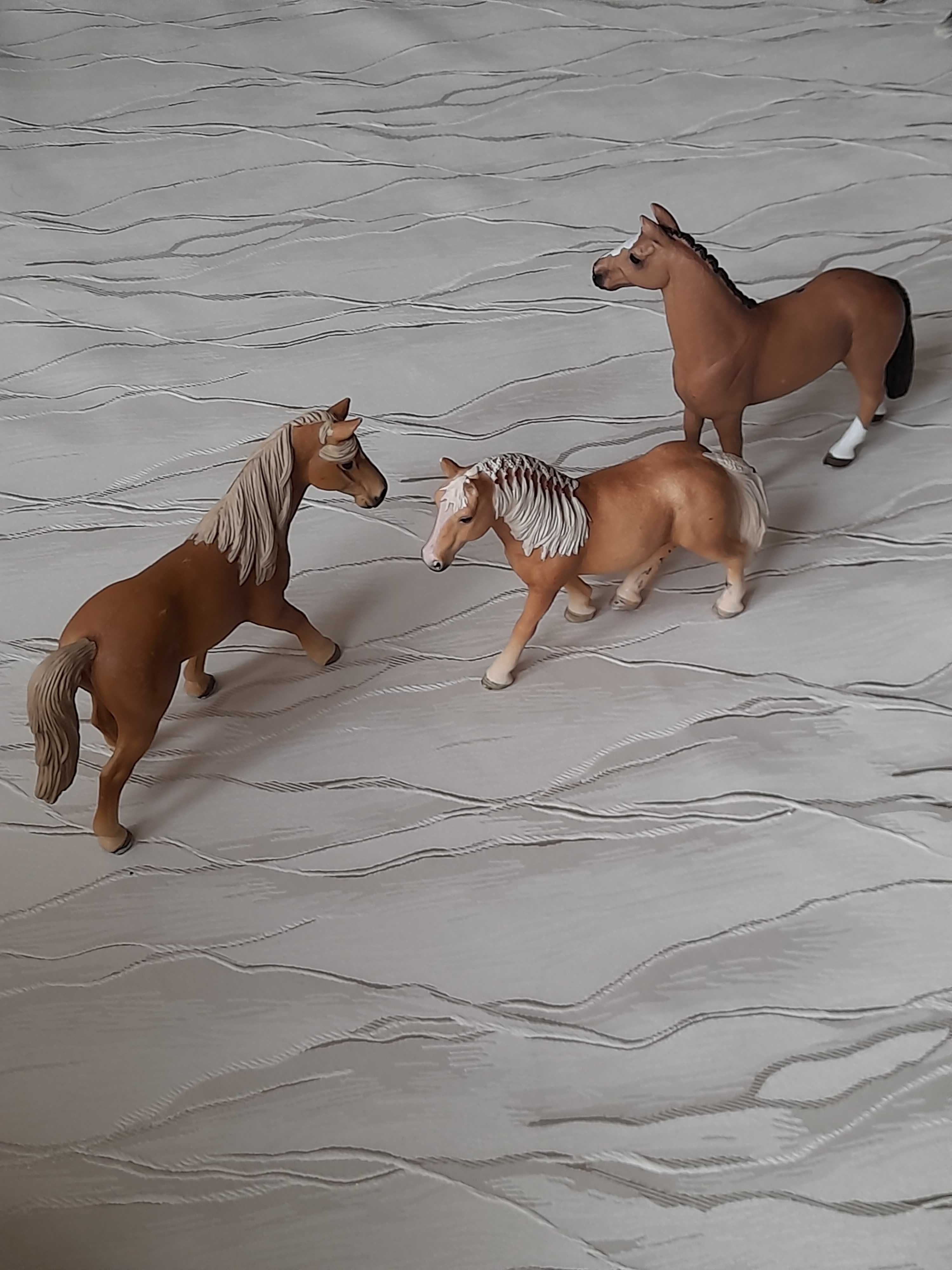 Vintage Schleich kolekcjonerskie figurki koni wraz z akcesoriami