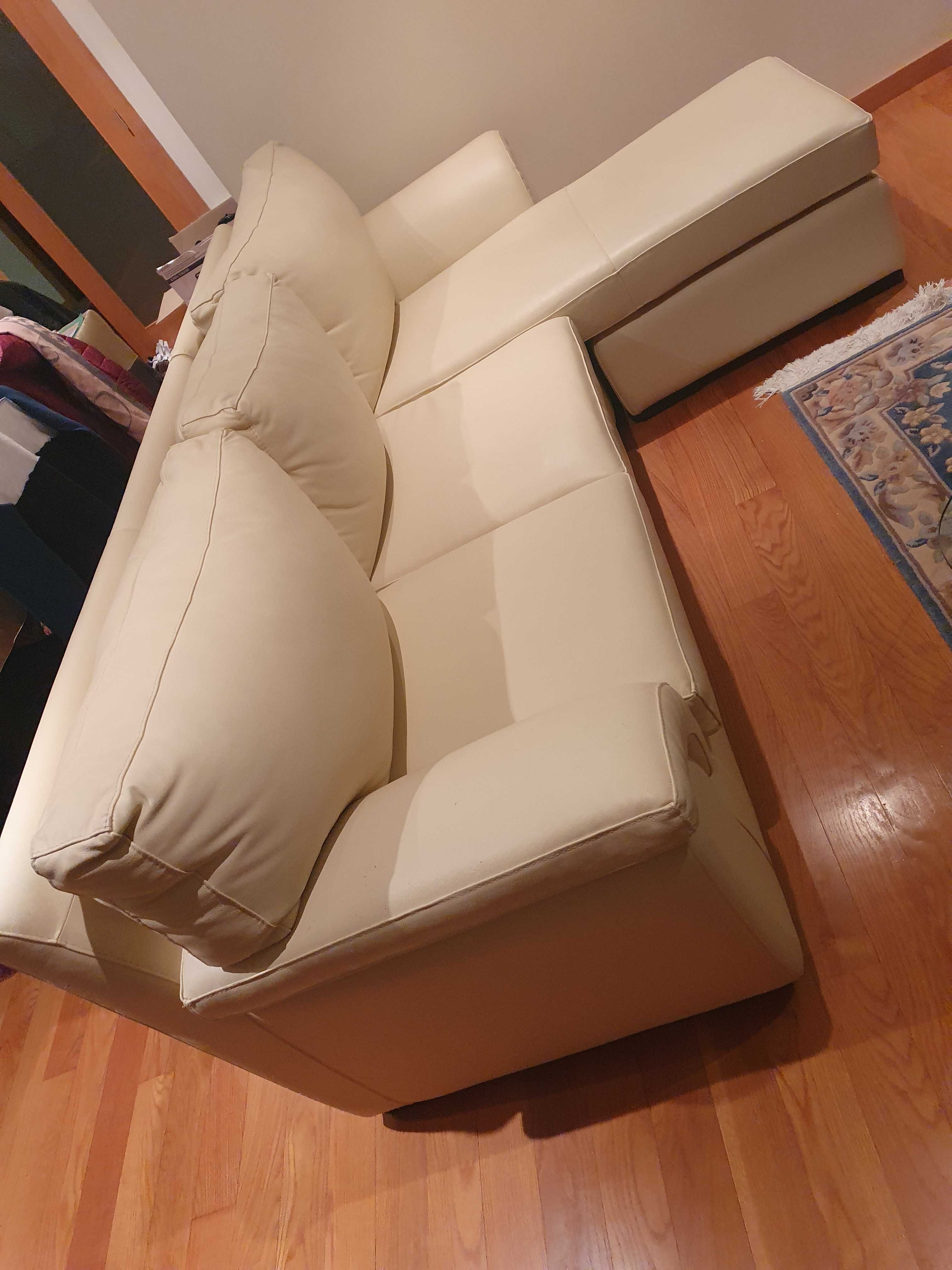 Vendo um sofa em pele. Cor beje res lugares chaise long.  como novo.