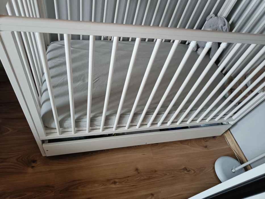 Łóżeczko dla niemowlaka z szufladą i materacem, białe 120x60