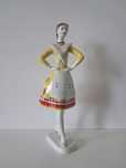 Porcelanowa figurka kobiety w stroju ludowym – Hollohaza