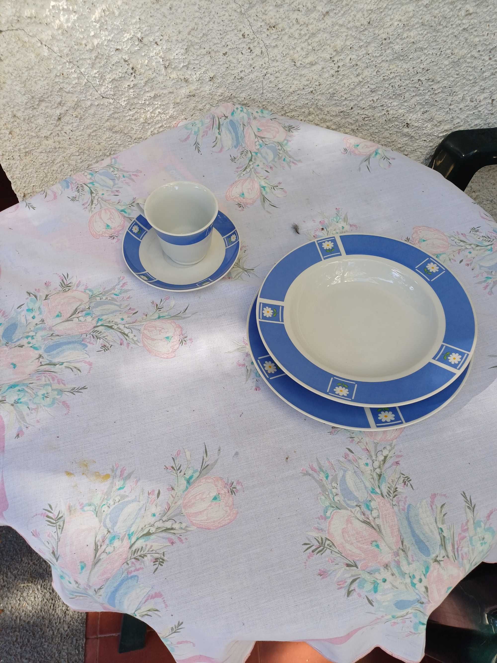 Conjunto de pratos e chávenas com muita classe