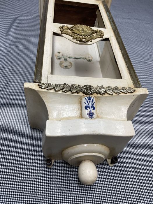 Ludowa skrania do zegara lub inny regionalny projekt