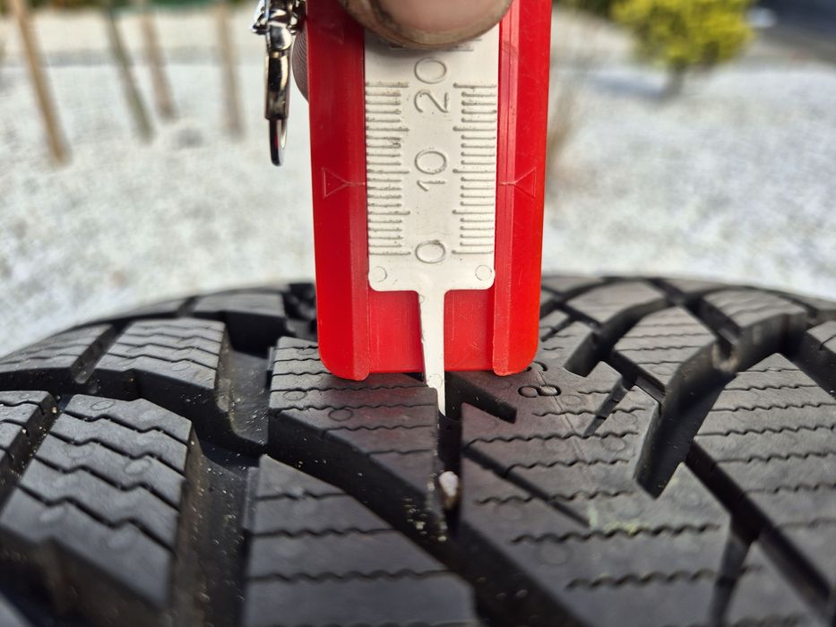 Nokian WR Snowproof P 235/45/18 98V rok 2022 8mm