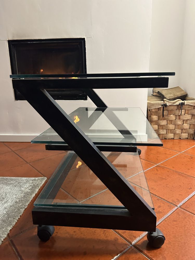 Movel com parteleiras em vidro
