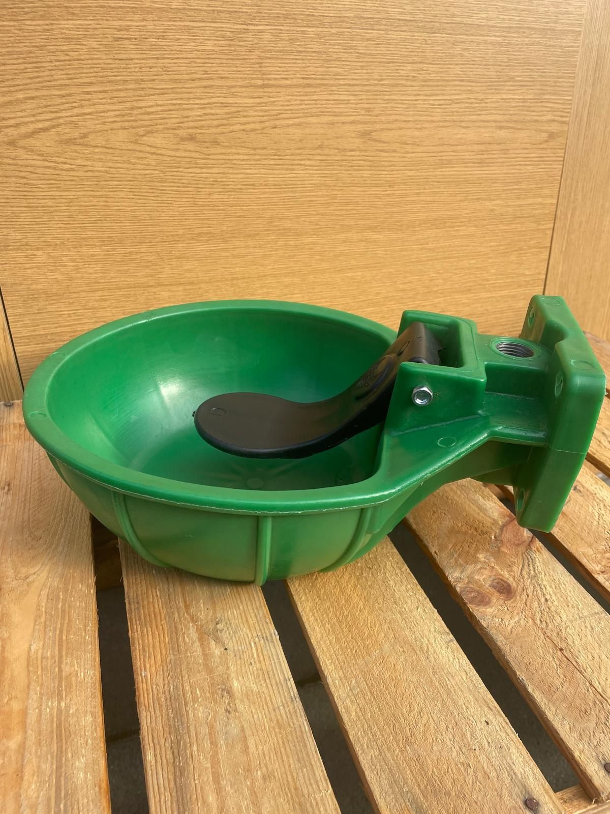 Poidło 3l plastikowe automatyczne z zaworem dla bydła krów koni FV23%