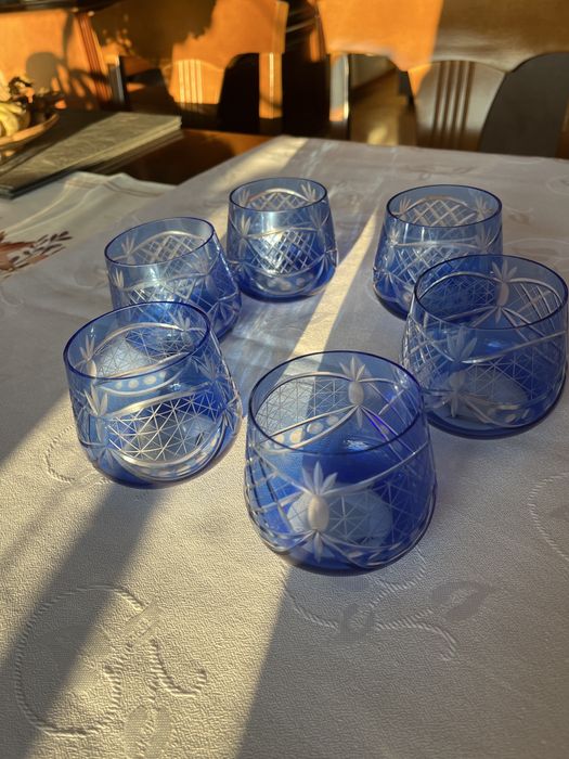 Piękne ozdobne szklaneczki kryształowe