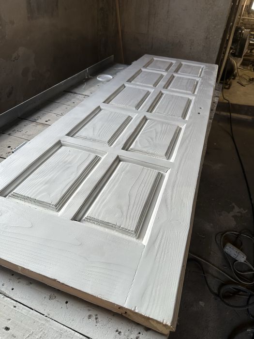 Перефарбування дверей, шліфування та заміна фурнітури.