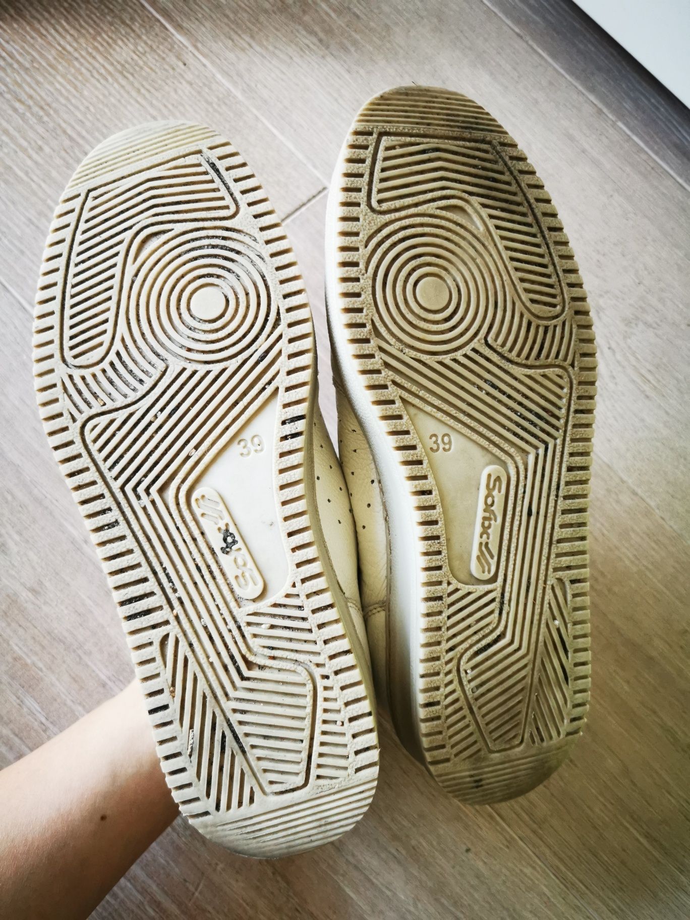 Buty sneakersy na rzepy Sofix białe r. 39 skóra naturalna bardzo dobr