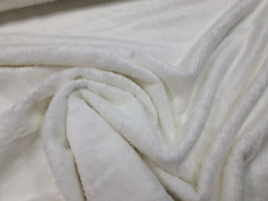 Futerko ecru szer.168 cm.