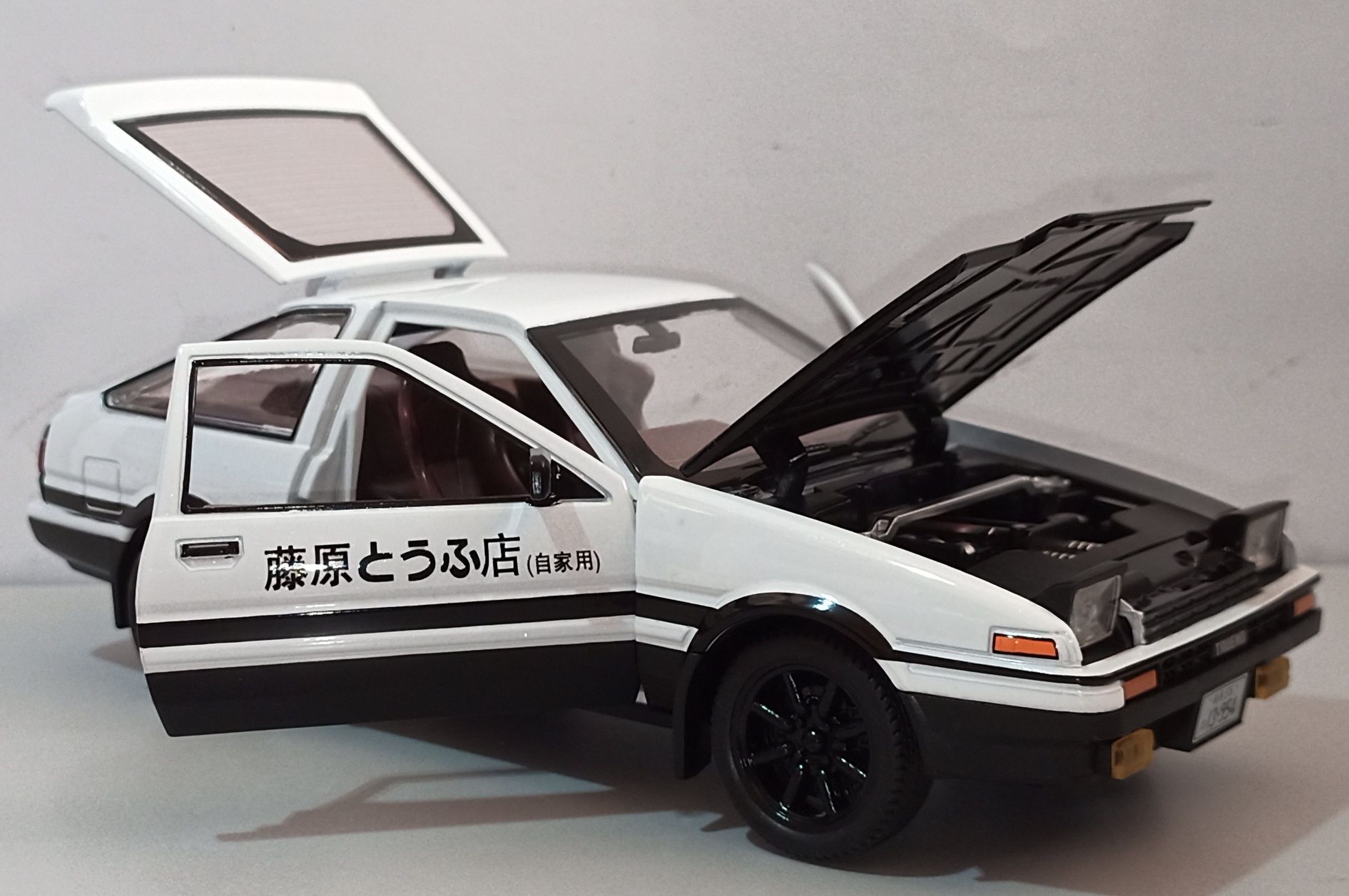 TOYOTA TRUENO AE86 модель 1:24 Miniauto. Металл, звук, свет.