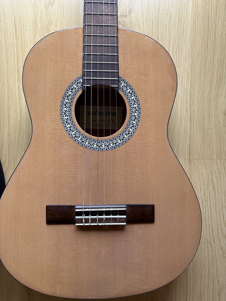 Guitarra admira com capa