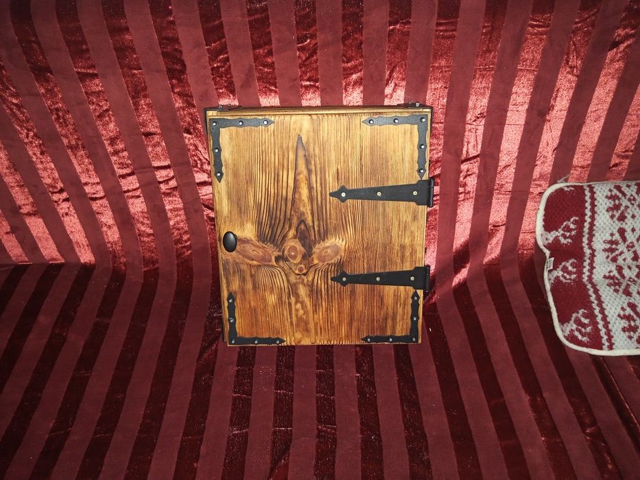 Piękna ozdobna szafka na klucze 40*35*19