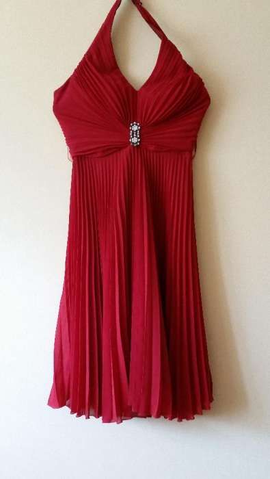 Piękna bardzo efektowna sukienka czerwona