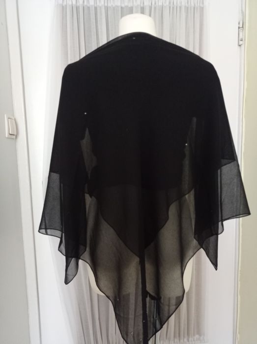 Czarna narzutka, chusta