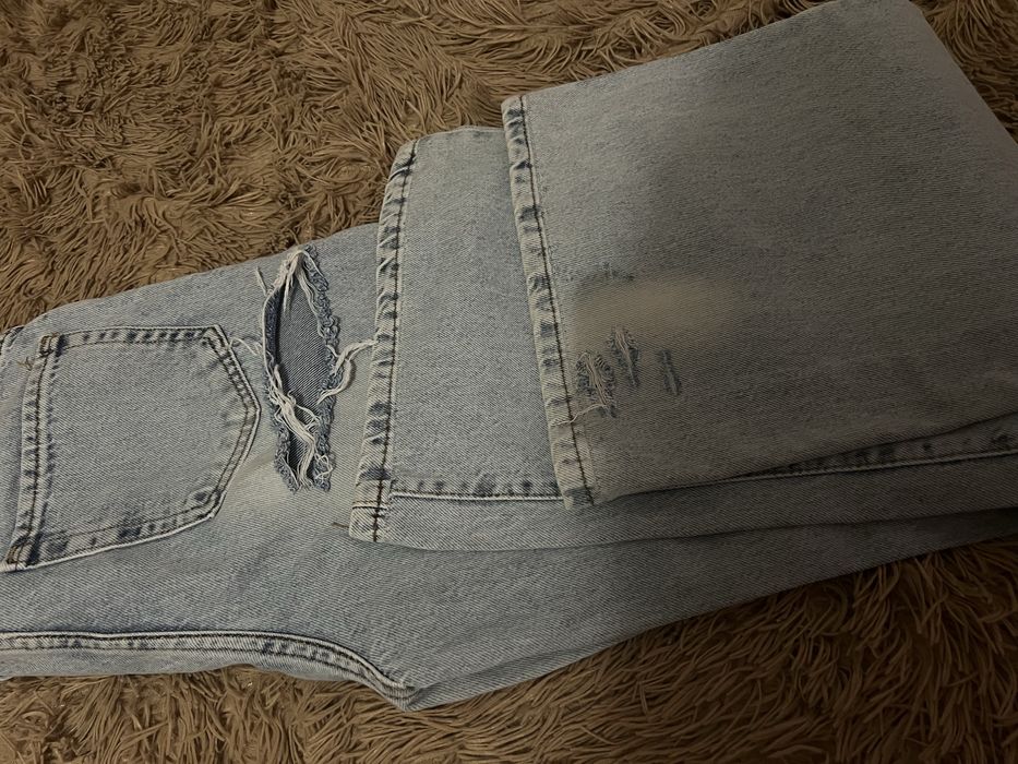 Трендові джинси з розрізами на сідницях блакитні світлі джинси