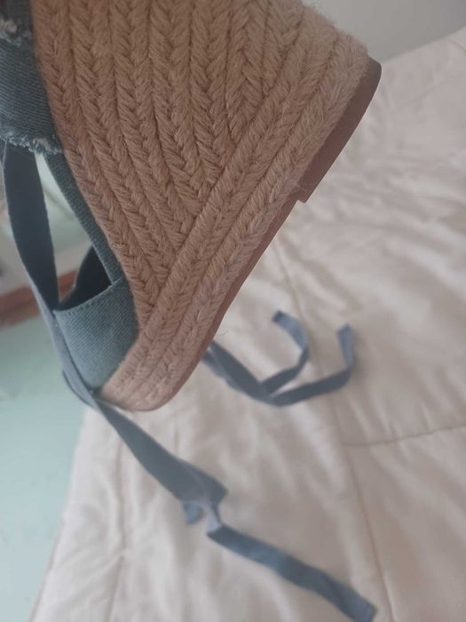 Sandálias de cunha em ganga da Stradivarius